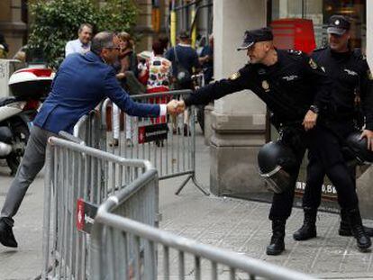 El Ejército envía literas, cocinas, duchas y taquillas a Barcelona para las Fuerzas de Seguridad del Estado