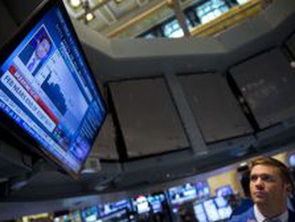 Un trader en Nueva York observa las noticias en lo que viene siendo una televisi&oacute;n. 