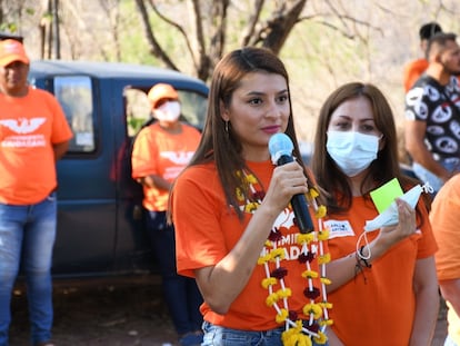 Marilú Martínez Núñez, candidata de Movimiento Ciudadano a la alcaldía de Cutzamala de Pinzón (Guerrero), en un acto de campaña.