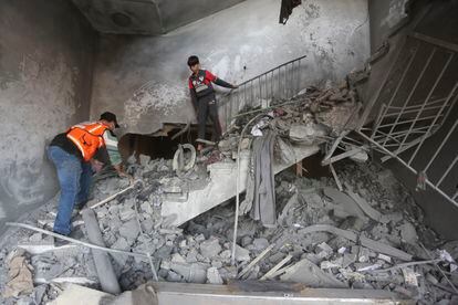 Daños causados en una vivienda tras un bombardeo israelí sobre Rafah, este miércoles. 