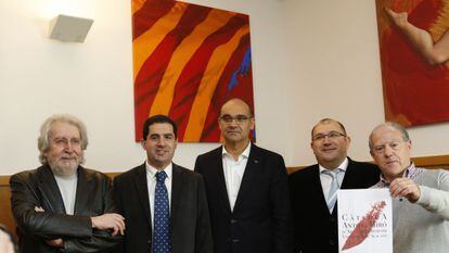 Momento de presentaci&oacute;n de la C&aacute;tedra Antoni Mir&oacute; en la Universidad de Alicante, con el pintor a la izquierda.