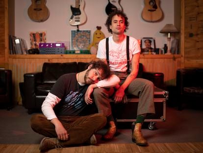 Los madrileños Álex de Lucas y Diego García, integrantes de The Parrots, lanzan 'Maldito', su nuevo sencillo.