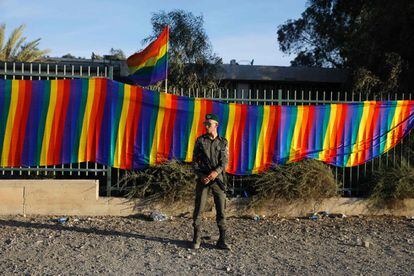 Un policía israelí vigila este miércoles la marcha del Orgullo Gay en la ciudad de Beersheba.