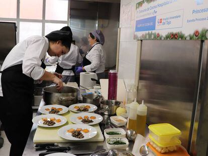 Marta Luengo en los fogones, durante el concurso de cocina hospitalaria celebrado en La Paz.