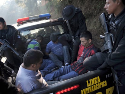 La policía de Guatemala custodia a cuatro sospechosos de narcotráfico.