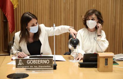 La ministra de Igualdad, Irene Montero, a la izquierda, y la presidenta de la Mesa de la Comisión de Igualdad del Congreso, Carmen Calvo, el pasado 20 de octubre en el Congreso de los Diputados. 