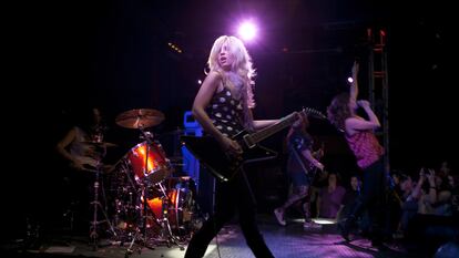 Allison Robertson, en primer término, durante una actuación de The Donnas en 2009.