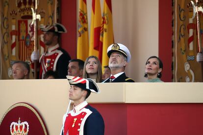 Los reyes y la infanta Sofía siguen el desfile aéreo que da inicio a los actos castrenses del 12 octubre.
