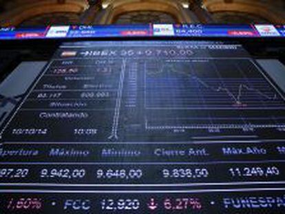 Panel informativo en la bolsa de Madrid que muestra las variaciones del principal indicador de la Bolsa espa&ntilde;ola.