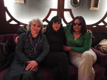Martha Ávila, María López y Carmen Sánchez,  supervivientes de ataques con ácido en México, en diciembre de 2022.