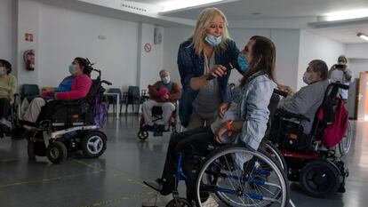 La cantante Amaya Saizar dirige una coral de personas discapacitadas en el Centro de Atención a Personas Discapacidad Física de Leganés