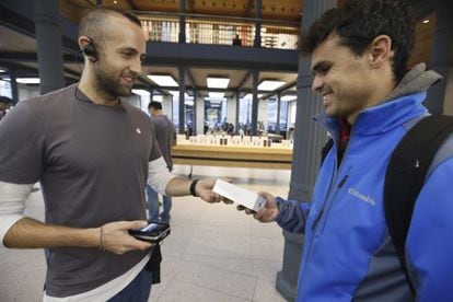Un joven compra en Madrid uno de los modelos de Iphone 6s, el nuevo teléfono que Apple ha puesto a la venta hoy en España y México.