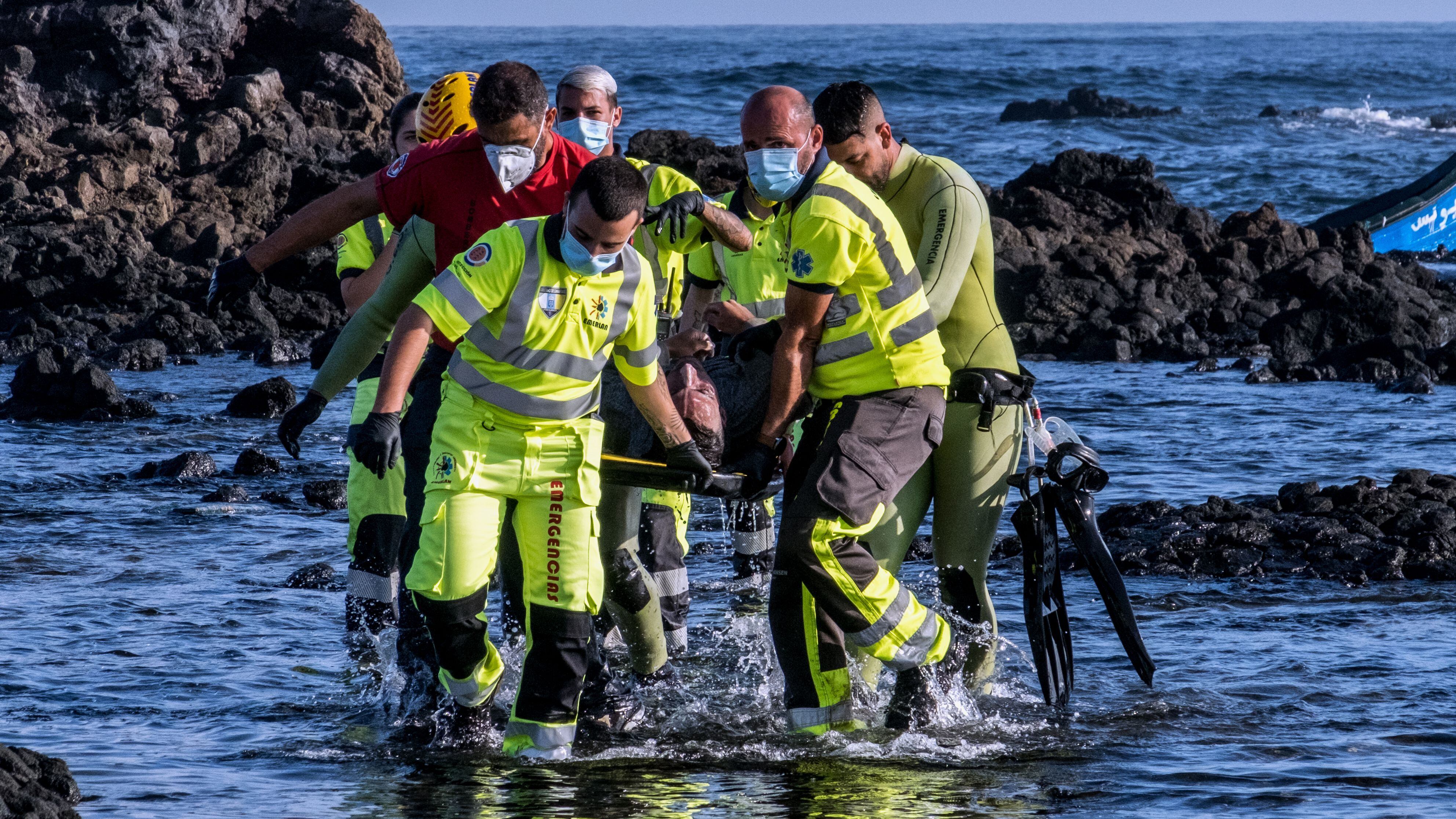 Efectivos de los servicios de emergencia y los cuerpos de seguridad evacuaban el 26 de noviembre los cuerpos sin vida de cuatro de los migrantes que iban a bordo de la patera naufragada.