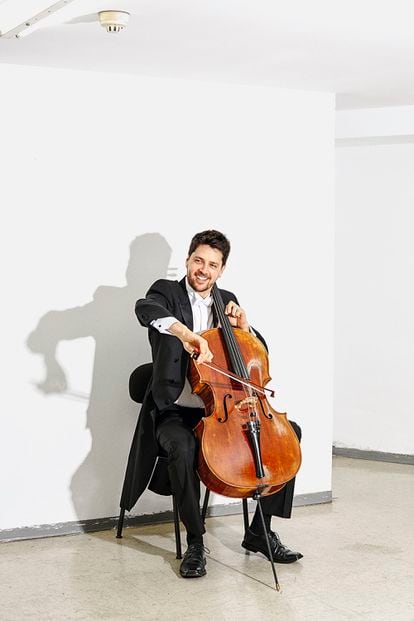 Orquesta sinfónica Galicia. En la imagen,  Raúl Mirás, violonchelo principal.