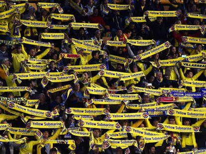 Los aficionados del Villarreal muestran sus bufandas con el lema "Yellow submarine".
