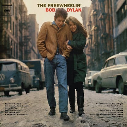 'The Freewheelin' (1963) es el segundo disco de Dylan. Se abre con 'Blowin in the wind' y contiene canciones como la cálida y emocionante 'Don't think twice it's allright'. En la portada, el cantautor aparece con Suzy Rotolo –fallecida en 2011–: una artista estadounidense con la que estuvo de 1961 a 1964.
