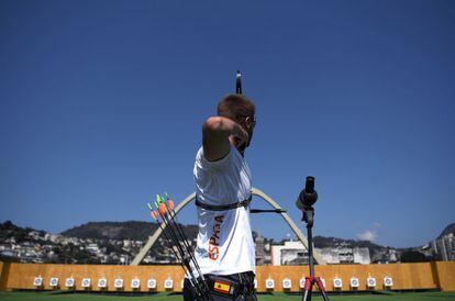 El arquero español Antonio Fernandez entrena en el Sambodromo de Rio de Janeiro, que acogerá las pruebas de tiro con arco.