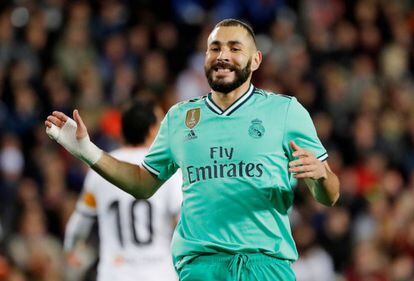 Benzema, durante el partido en Mestalla.