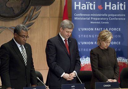 El primer ministro de Canadá, Stephen Harper, su homólogo haitiano, Jean-Max Bellerive, y la secretaria de Estado de EE UU, Hillary Clinton, participan en un minuto de silencio por las víctimas de Haití
