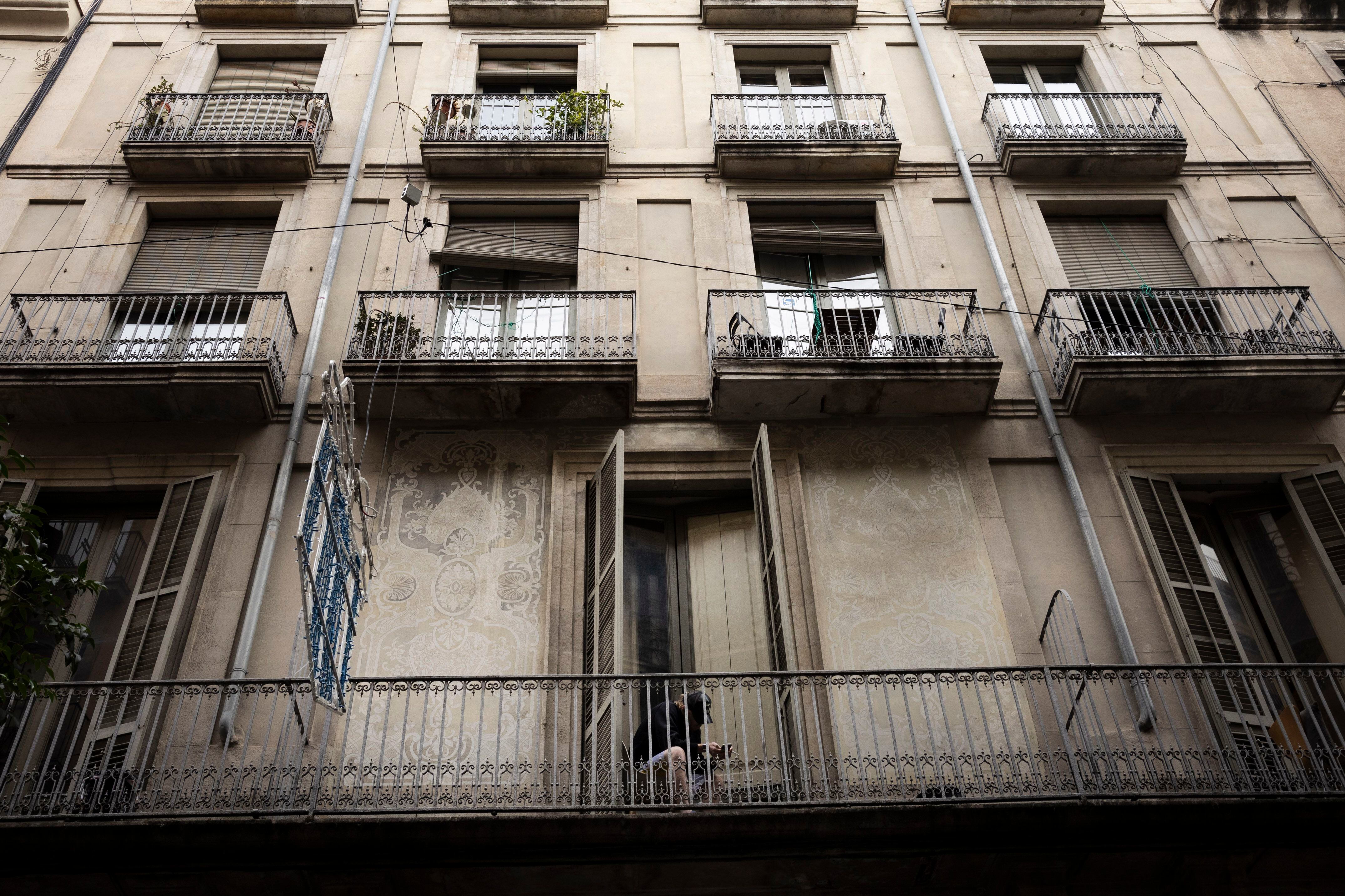 La vivienda denunciada por el Ayuntamiento, que se encuentra en la calle Ample, en Ciutat Vella, en una imagen de este martes.
