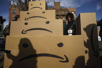 Protestas contra la llegada de Amazon, invirtiendo su logo, en Nueva York.