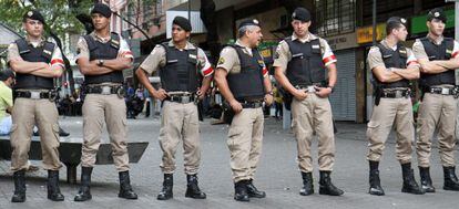 Miembros de la Policía custodian las calles de Brasil durante una manifestación contra el Mundial