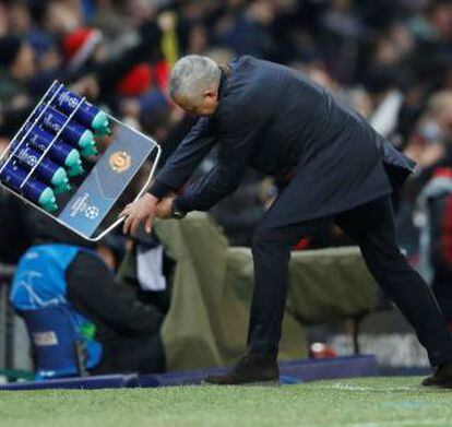 Mourinho lanza un portabotellas sobre el césped tras el gol de Fellaini