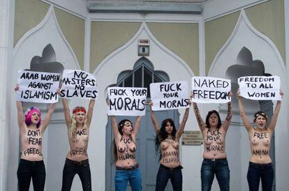 Activistas de la organización Femen se manifiestan frente a la mezquita más antigua de Berlín.