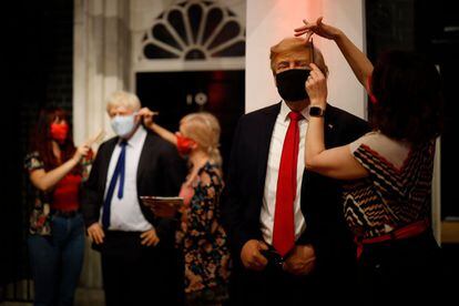 Últimos retoques a las figuras de cera del primer ministro británico, Boris Johnson (al fondo), y del presidente de Estados Unidos, Donald Trump, antes de la apertura del Madame Tussauds de Londres tras el cierre por la pandemia.