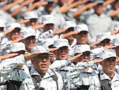 Integrantes de la Guardia Nacional, formados ante López Obrador. 