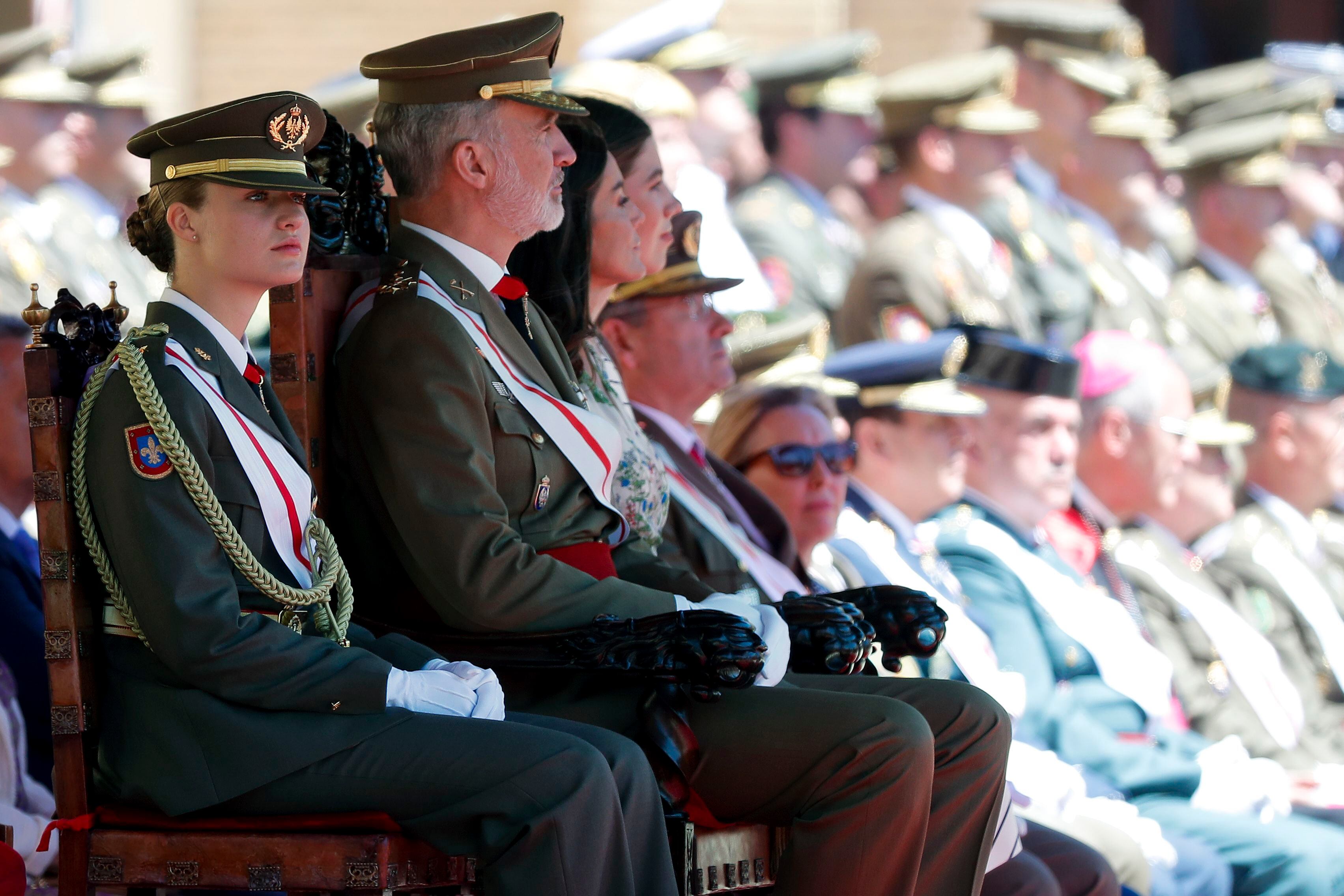 La princesa Leonor recibe la Gran Cruz del Mérito Militar de manos del Rey