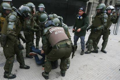 Carabineros chilenos detienen a un hombre durante una manifestación el 1 de junio.