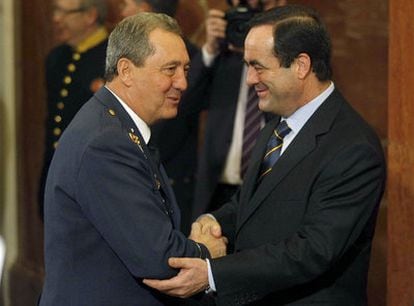 El jefe del Estado Mayor del Aire, José Jiménez Ruiz, saluda a José Bono.