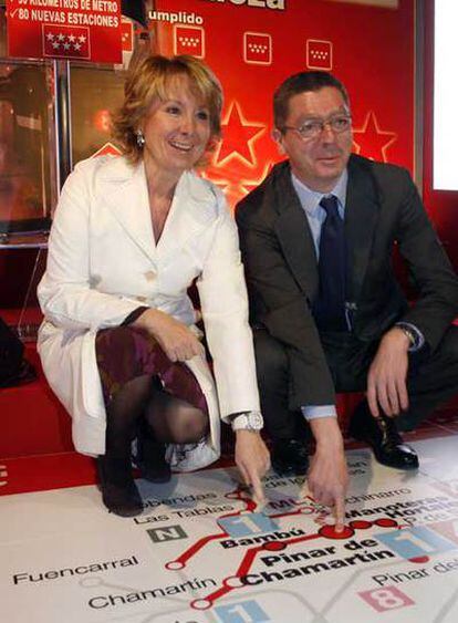 Esperanza Aguirre y Alberto Ruiz-Gallardón inauguran una línea de metro.