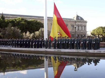 Moment de la hissada de la bandera espanyola, aquest matí a la plaça de Colón de Madrid, amb motiu del 36è aniversari de la Constitució.