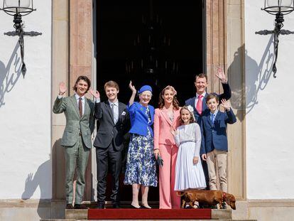 La reina Margarita de Dinamarca junto a su hijo el príncipe Joaquín (a la derecha), la princesa Marie y sus cuatro nietos, en la confirmación de la princesa Isabella en Dinamarca el 3 de abril de 2022.