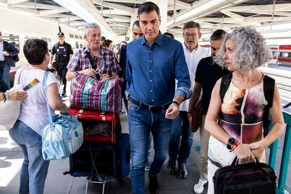 At the Valencia station, Pedro Sánchez was greeted by Ximo Puig, the General Secretary of the PSPV.  In the photo, Sanchez is walking on a platform full of passengers. 