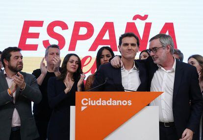 Villegas abraza a Rivera tras perder 47 escaños en las generales de noviembre de 2019.  