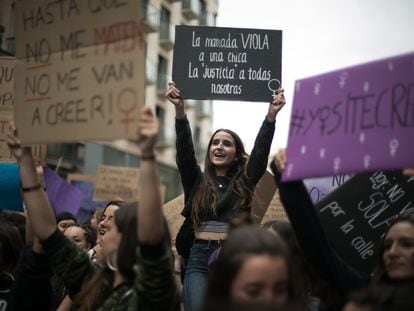 Manifestación estudiantil contra la sentencia del caso de La Manada concentrada en el centro de Barcelona, en mayo de 2018.