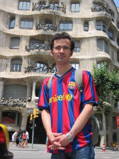 Omid Kokabee, delante de La Pedrera, en Barcelona en 2010.