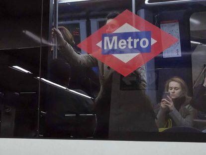 Pasajeros en el Metro de Madrid, en una imagen de archivo. 