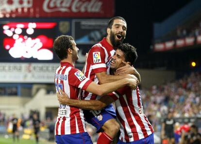 Arda y Baptistao felicitan a Costa por su gol