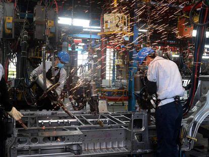 Trabajadores vietnamitas en la cadena de montaje de una planta de Ford en el pa&iacute;s.