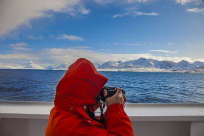 El barco explorador 'MS Fram', de la naviera Hurtigruten, a su llegada al asentamiento de Itilleq, cerca del fiordo de Kangerlussuaq (Groenlandia).