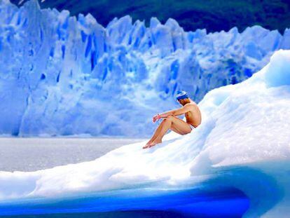 Matías Ola sentado en pleno glaciar Perito Moreno.