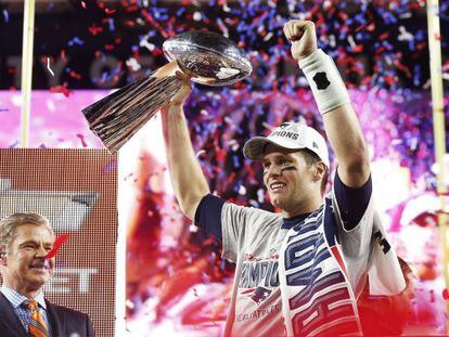 Brady, 'quarterback' dels Patriots, aixeca el trofeu Vince Lombardi.