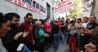 Miembros de la plataforma Stop Desahucios consiguen paralizar un desalojo.