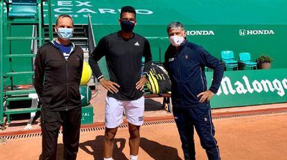 Toni Nadal, a la derecha, posa junto a Augger-Aliassime y Fontang en Montecarlo.