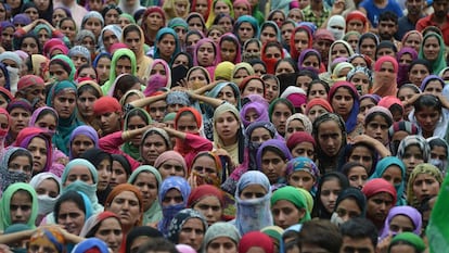 Mujeres de la Cachemira india durante un funeral de víctimas de violencia machista.
