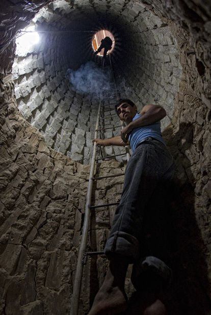Un joven desciende al interior de uno de los 2.000 túneles que comunican clandestinamente el sur de Gaza con Egipto